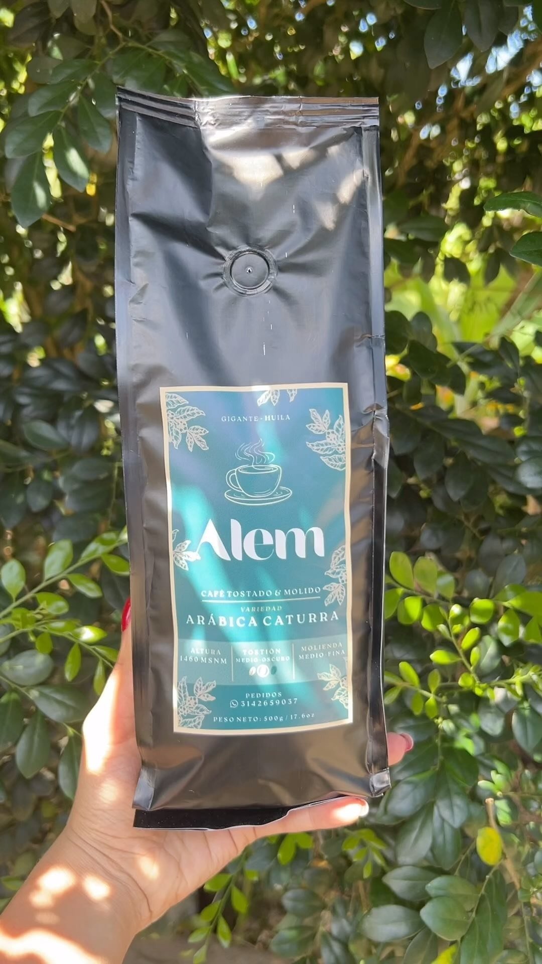 Empaque de ALEM Café de Origen entre plantas de café